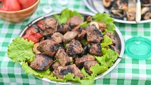 Сгоревший шашлык опасен для здоровья: вот почему мясо с черной корочкой лучше выбросить