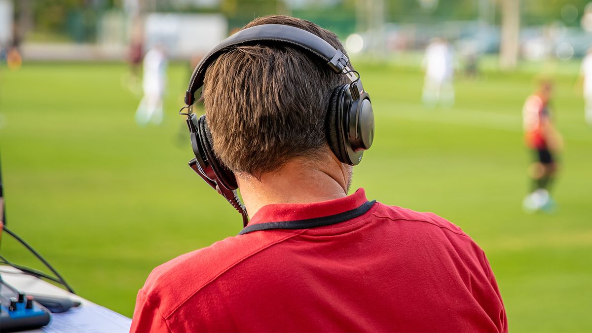 Футбольные инспекторы в России будут отслеживать высказывания телекомментаторов про судейство