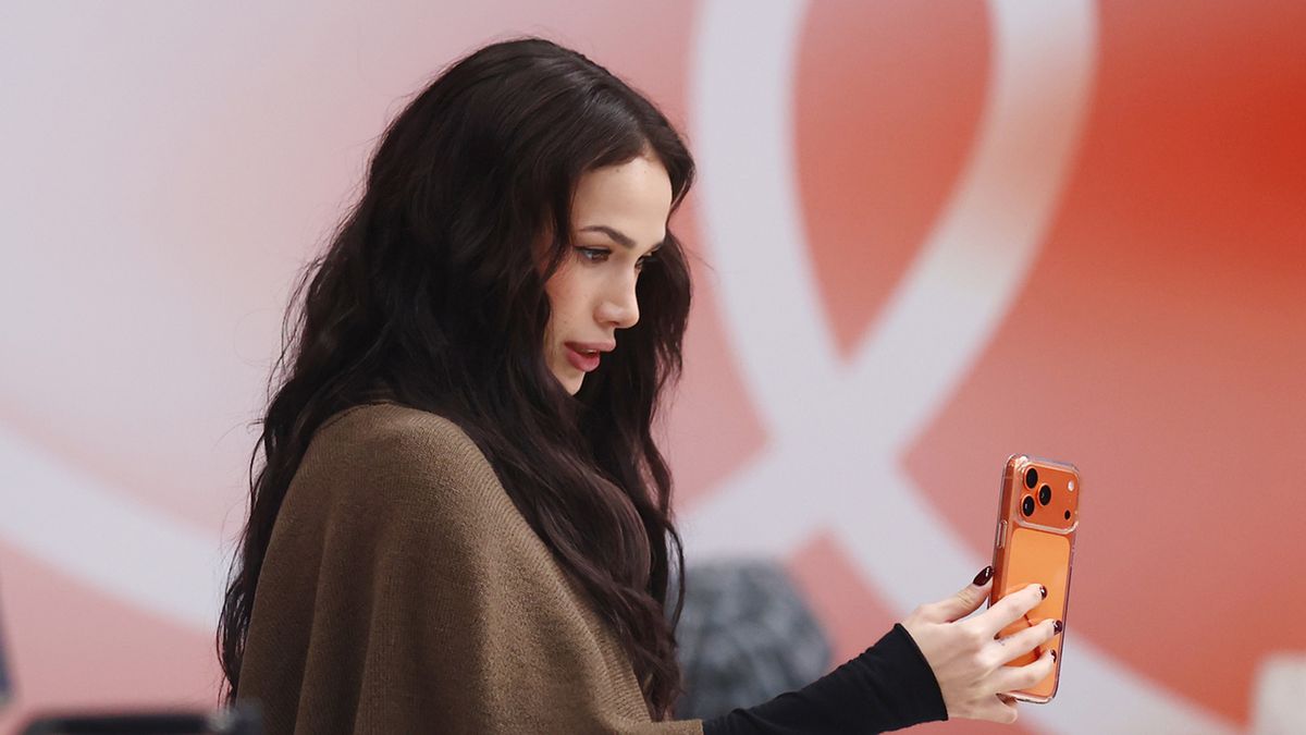 Когда он не ждет повода. Алина Загитова похвасталась, что получила в подарок большие и красивые корзины с цветами