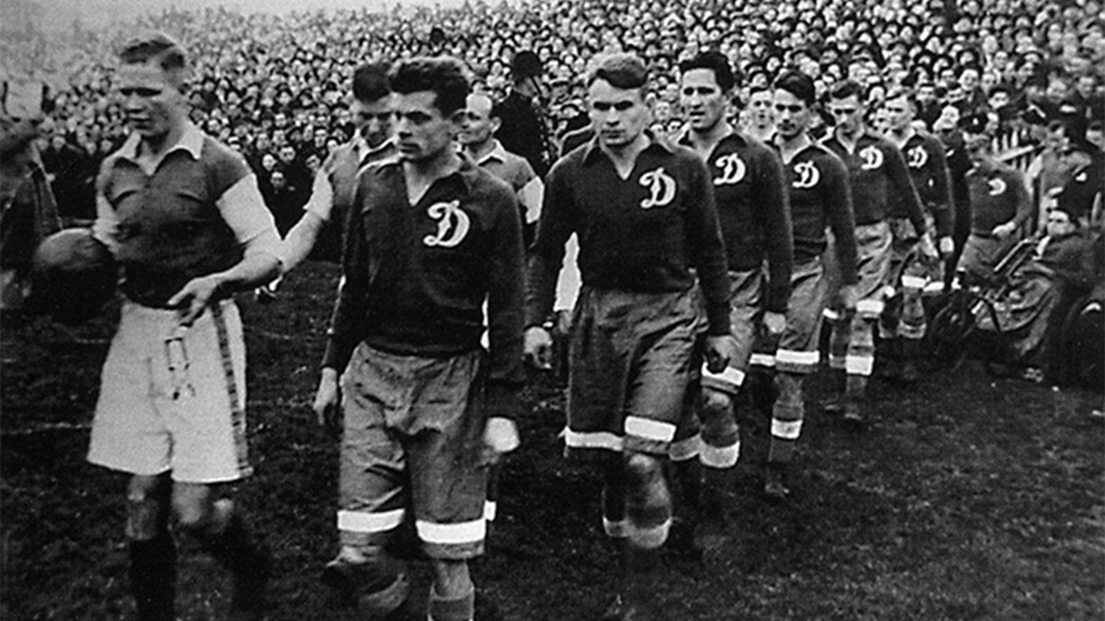 Динамо в англии 1945 результаты. Динамо в Англии 1945. Динамо 1945 Хомич футболист. Динамо Москва 1945 Англия. Турне «Динамо» по Великобритании 1945 года.