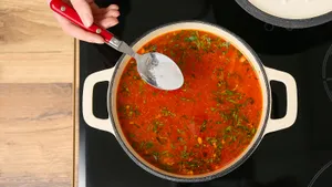 Добавляю в борщ специальные ингредиенты, чтобы был ярко-красным и не терял цвет: лайфхаки от шеф-повара