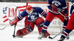 Жил в военной казарме, обманывал тренеров, спас друзей в глухом лесу! Истории о вратаре Лойфермане 