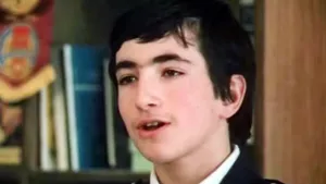 Известный всему СССР по «Гостье из будущего» мальчик эмигрировал из России: он работает в такси за границей 