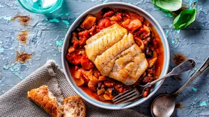 Минтай кажется безвкусным, только если не уметь его готовить: с нужным соусом рыба улетает со стола за пять минут