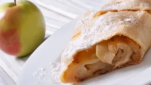 Домашняя вкуснота из Одессы: нашли старинный рецепт вертуты с яблоками — их можно есть даже в пост