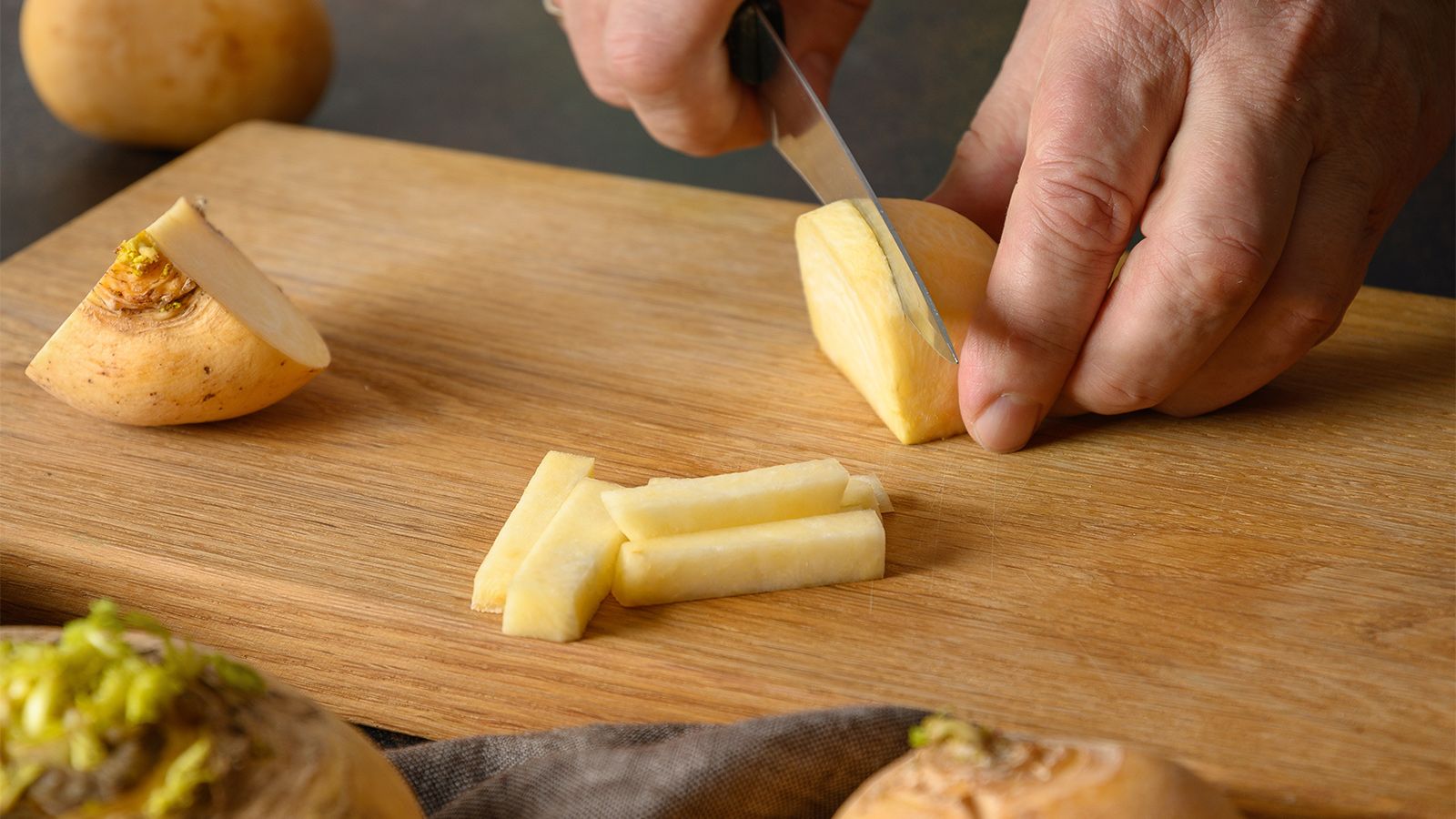 Как есть репу в сыром. Репа в сыром виде. Сырая репа. Репа калорийность. Репа польза для организма.