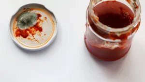 Открытые банки хранятся неделями, содержимое не портится и не плесневеет: помогает один секретный продукт