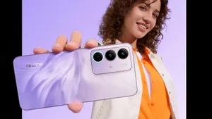 Смартфон Realme C71 за 8400 руб. работает 2 дня после часа зарядки: батарея 6300 мАч, экран 120 Гц и Android 15