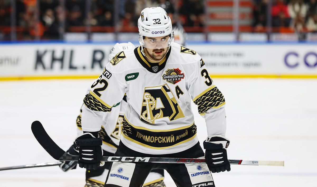 Нападающего «Салавата Юлаева» Берлева увезли на носилках во время матча с «Трактором»