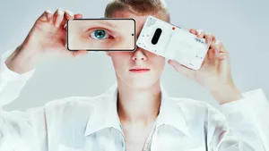 Привезли в Россию за 29000: Nothing Phone 3a сохранил фирменный прозрачный дизайн и впервые получил телевик 