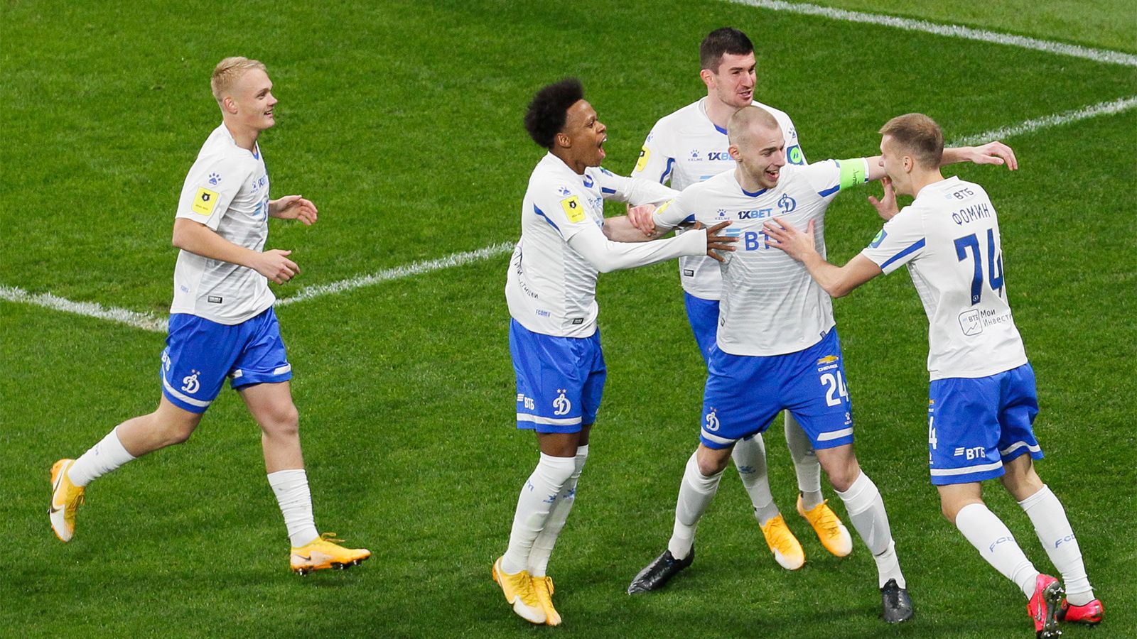 Спорт 24 матч. Российские футболисты Динамо. Чемпионат России – Динамо. Динамо Арсенал обзор.