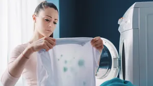 Отстирываю вещи до скрипа: помогает обычное аптечное средство, кладу сразу в барабан