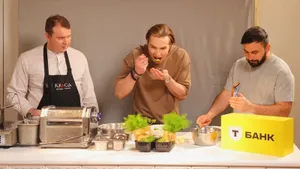 Конюшков показал новую арену «Торпедо», Виноградов накормил фанатов пельменями. Т-Тур в Нижнем Новгороде