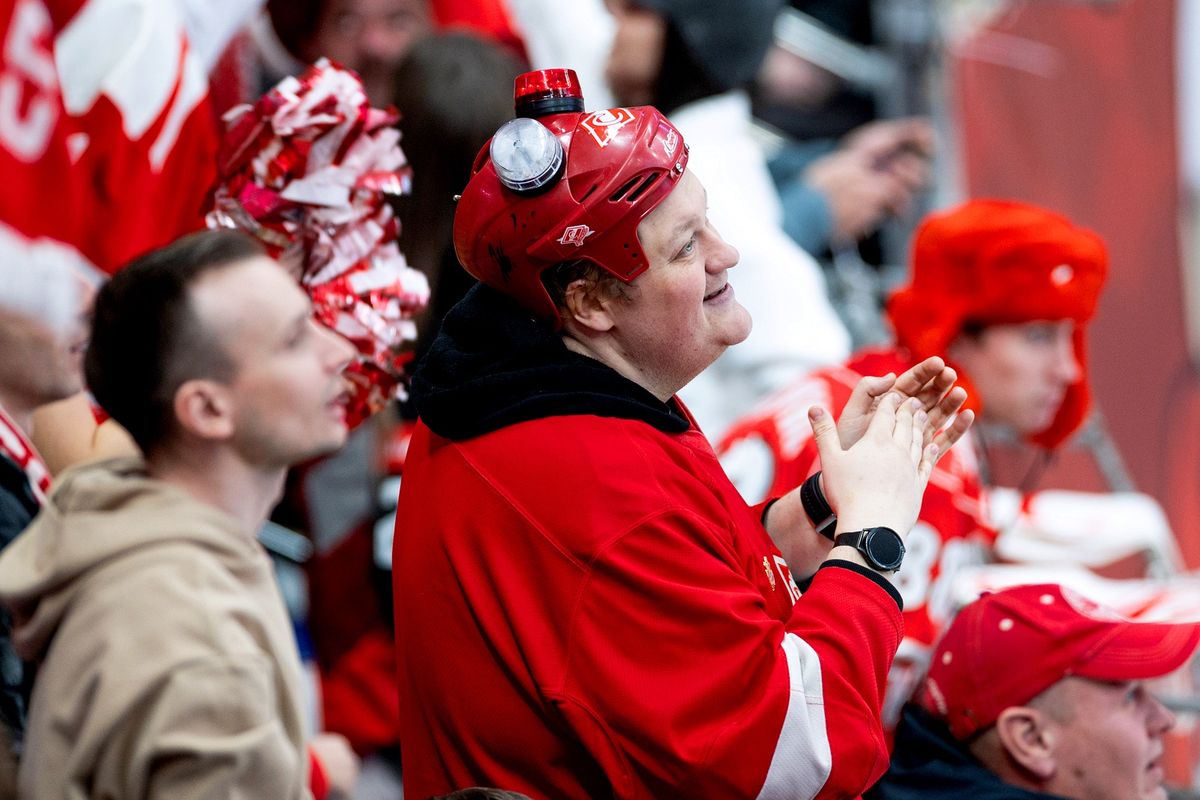 Кулачное побоище после сирены, горячая красавица на льду, поросята на трибуне! «Спартак» — «Локомотив»: фото