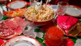 Эта привычка из СССР до сих пор преследует нас. Раньше так делали, чтобы показать гостеприимство