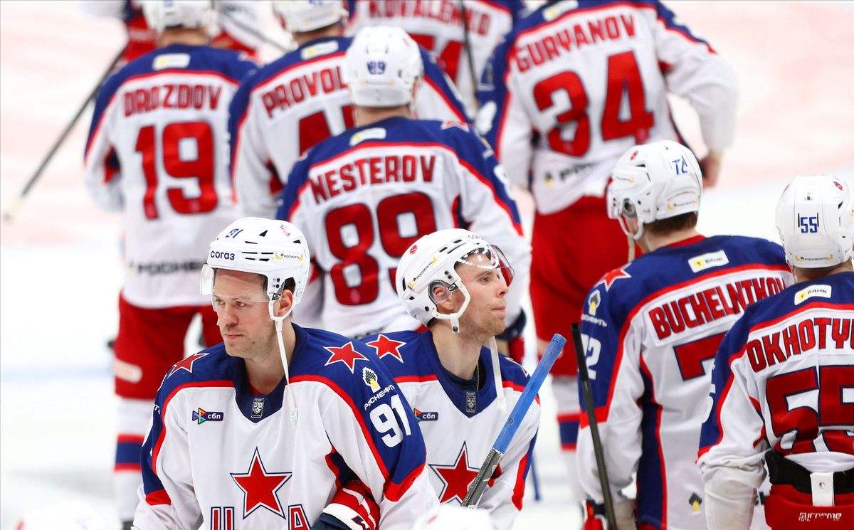 Жесткая бойня на льду, «Деревня дураков» и звезды футбола на трибунах. Фотогалерея матча «Спартак» — ЦСКА