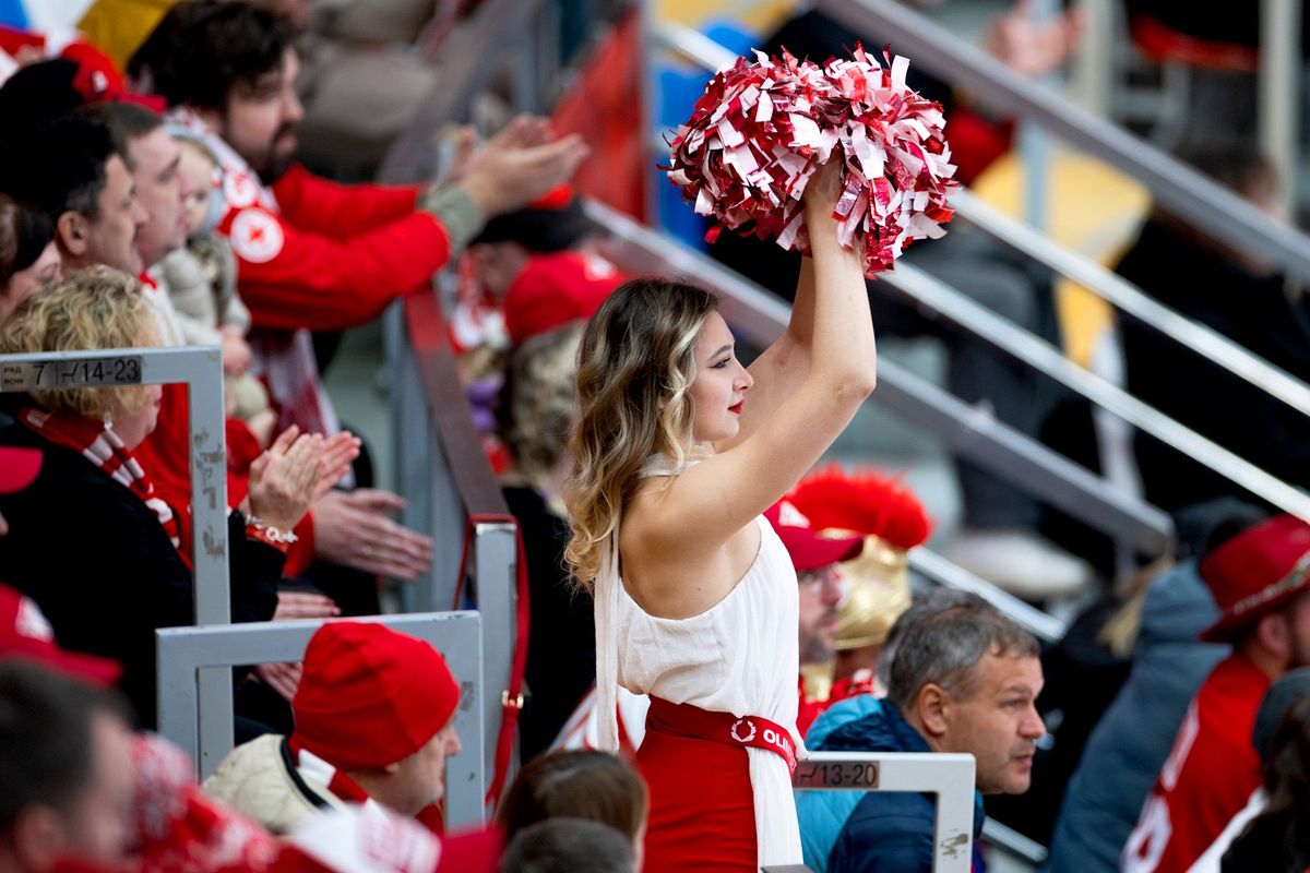 Кулачное побоище после сирены, горячая красавица на льду, поросята на трибуне! «Спартак» — «Локомотив»: фото