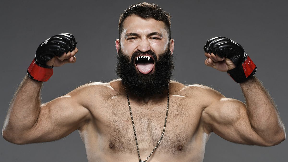 Видео: белорусский экс-чемпион UFC победил нокаутом в дебютном боксерском бою