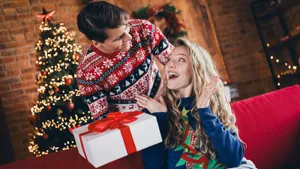 Что подарить девушке на Новый год: нашли 5 универсальных вариантов, которые понравятся каждой