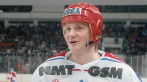 Застряли в аэропорту, напились водки, были жестко наказаны партнером по команде. История о хоккеистах «Металлурга» 