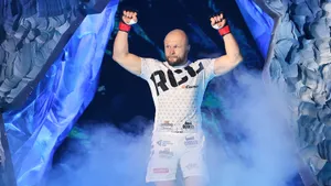 41-летний Шлеменко забил бразильца сломанной рукой. Легендарный боец закрыл обидное поражение спустя 42 дня