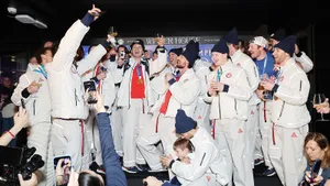 Пили пиво с главой ФБР, получали поздравления от Трампа, носили на руках героя финала. Как США отметили золото ОИ