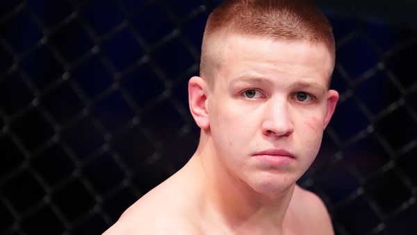 «В моменте перестал видеть, бился на инстинктах». Боец из Карелии впечатлил Дэйну Уайта и получил контракт с UFC