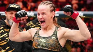 Легендарная русская чемпионка идет к званию величайшей женщины в истории UFC. На пути Шевченко — опасная китаянка
