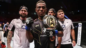 43-летнего бразильца жестоко били 25 минут. Теперь у UFC новый чемпион в весе Анкалаева