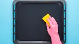 Узнала этот секрет и легко отмываю самый грязный противень: гости думают, что всегда покупаю новый
