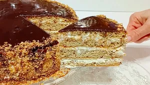 Этот торт из СССР выручал хозяек на праздники — вкусно и без возни: как приготовить тот самый «Кутузов»