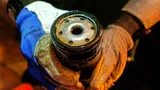 Нужно ли заполнять фильтр маслом при ТО: в давнем споре поставили точку