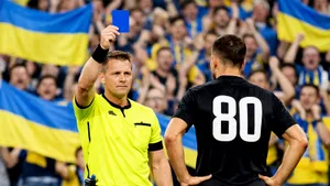 На Украине придумали новое наказание за русский язык: теперь говорящим на нем футболистам дают синюю карточку