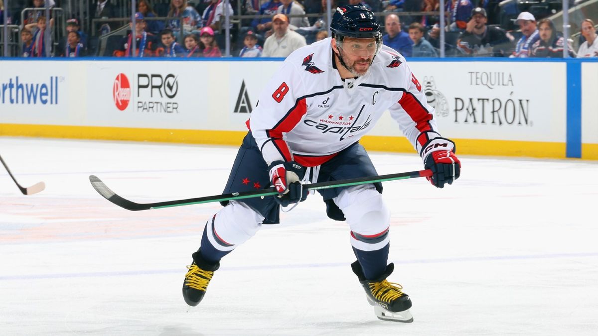 Фото рекордного гола Овечкина с его автографом появились в магазине НХЛ