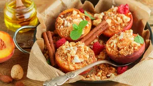 Готовлю нектарины, фаршированные медом и печеньем: экзотическая закуска, которая точно запомнится гостям