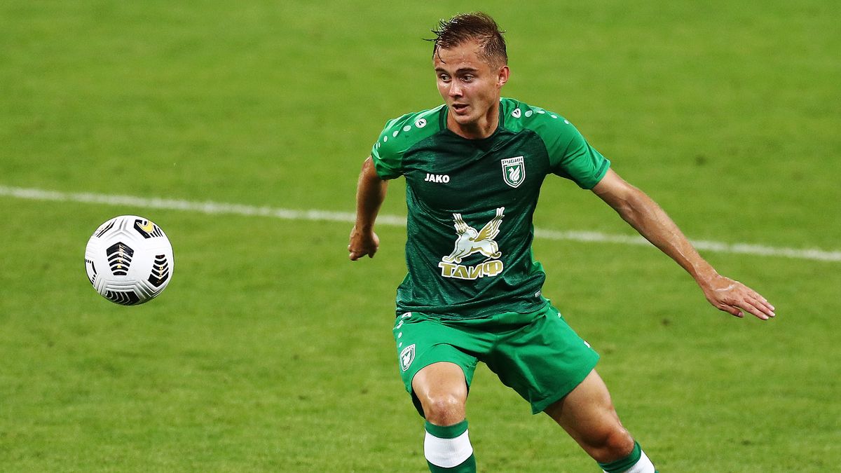 «Прыгает на батуте, сальтухи крутит. И мы тоже стали прыгать, как дети!» Зуев о дебюте на победном Евро-2013