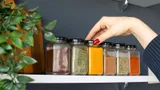 Эту ошибку совершает почти каждая хозяйка: почему нельзя держать специи возле плиты