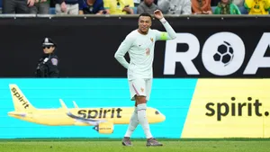 Странная выходка Мбаппе: лидер сборной Франции отобрал капитанскую повязку у Канте в его день рождения