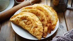 Зачем возиться с тестом, если вкусные чебуреки готовятся без него: сочные мясные пирожки за 10 минут