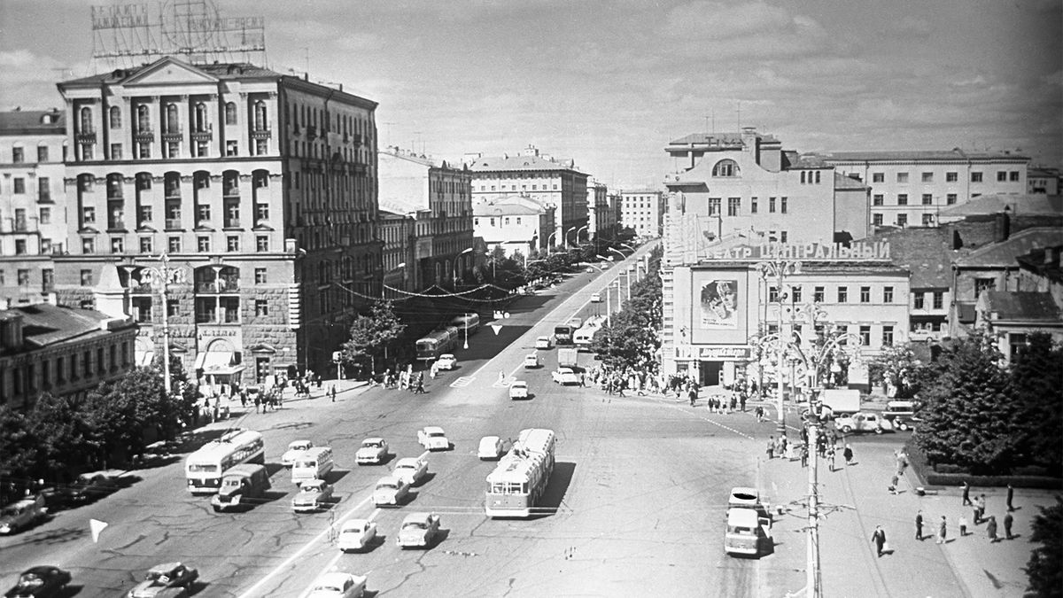 Невероятно, но в СССР двигали дома прямо вместе с жильцами: легендарный  пример — главная улица Москвы