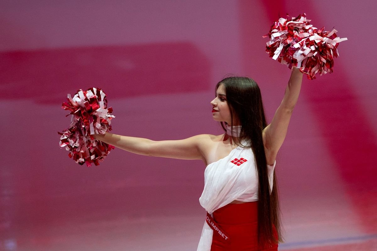 Кулачное побоище после сирены, горячая красавица на льду, поросята на трибуне! «Спартак» — «Локомотив»: фото