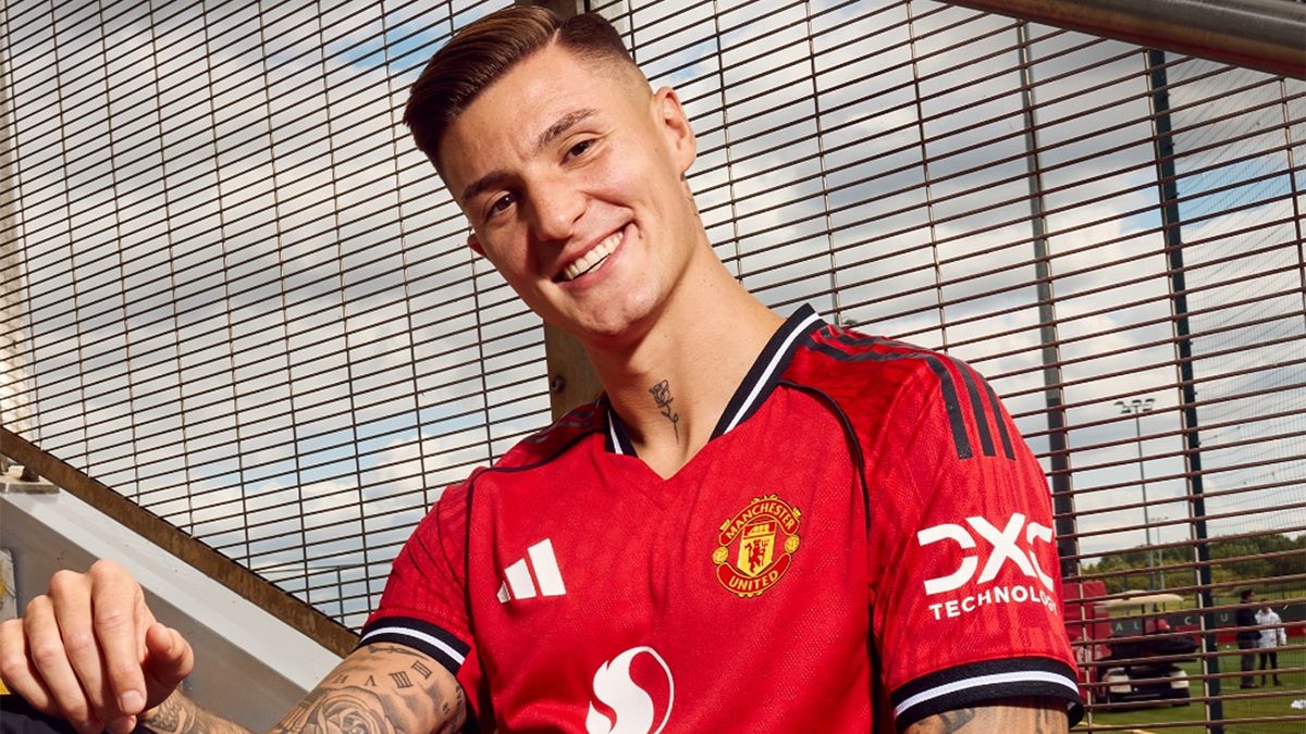 Видео дебютного гола Шешко за «МЮ»