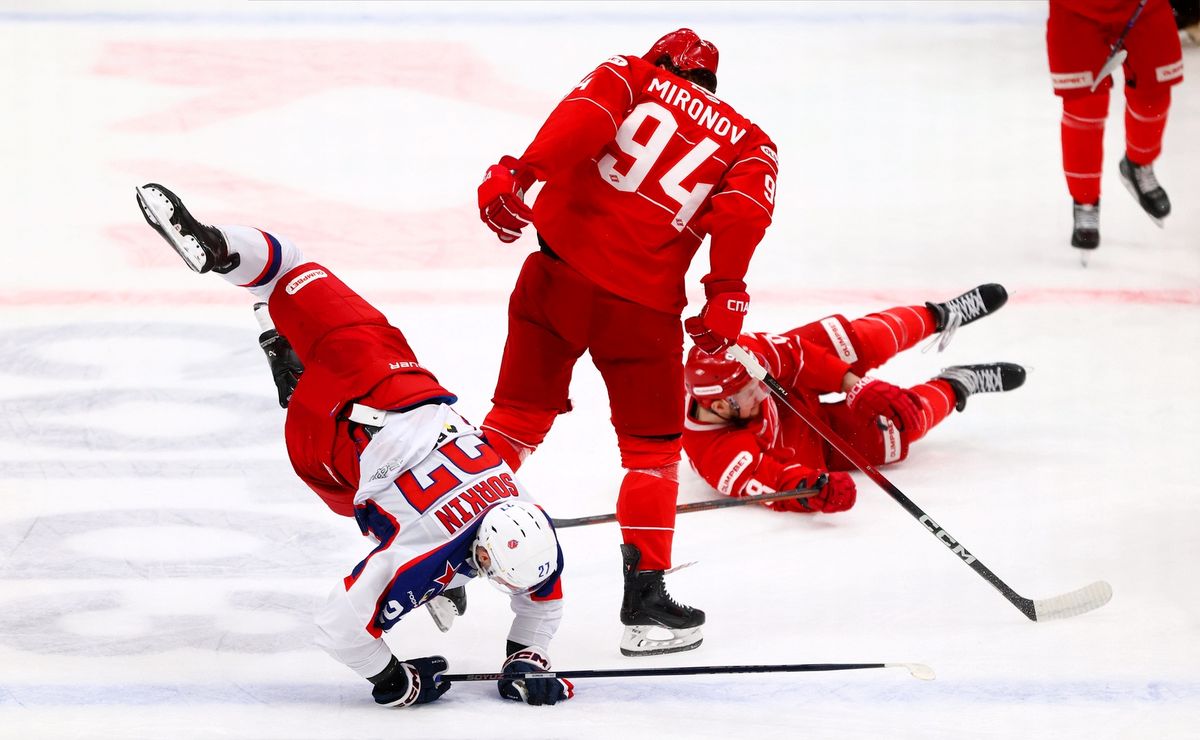 Жесткая бойня на льду, «Деревня дураков» и звезды футбола на трибунах. Фотогалерея матча «Спартак» — ЦСКА