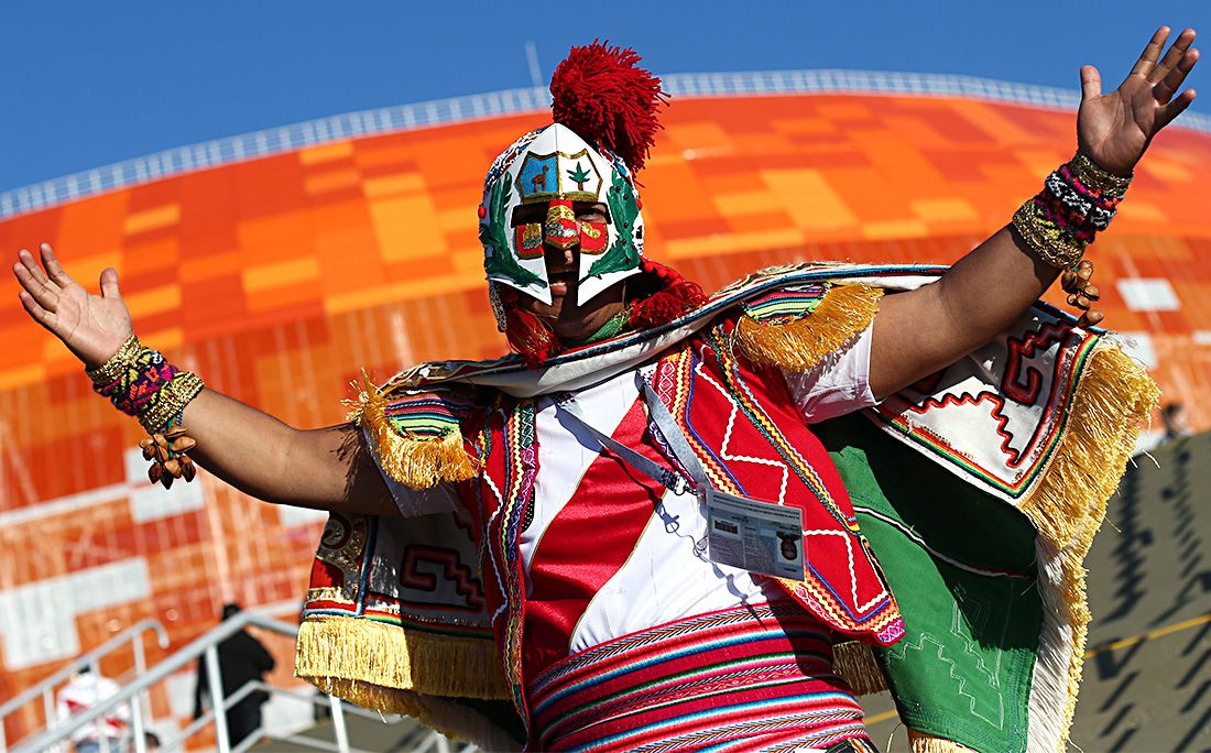 Сборную Перу встретили в Санкт-Петербурге с караваем: видео