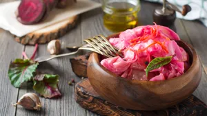 Эту закуску к мясу хочется готовить снова и снова: рецепт маринованной капусты со свеклой