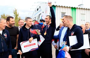 Федерация бокса России вручила чемпионам мира сертификаты на 5 млн рублей и ключи от автомобилей