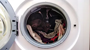 Оказывается, оставлять вещи после стирки чревато не только спертым запахом: что случится с одеждой и машинкой