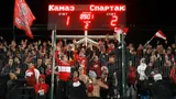 Болельщиков «Спартака» посадили в клетку и закрыли на ключ. МВД говорит, что все нормально