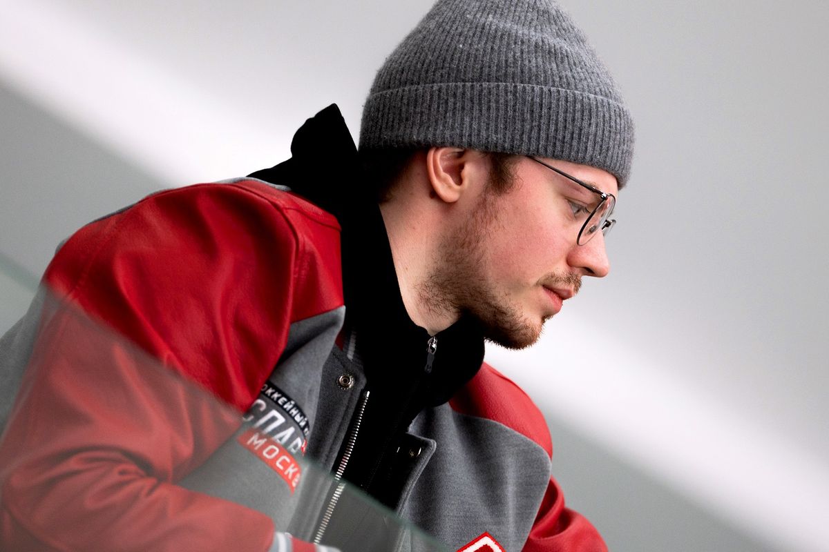 Кулачное побоище после сирены, горячая красавица на льду, поросята на трибуне! «Спартак» — «Локомотив»: фото