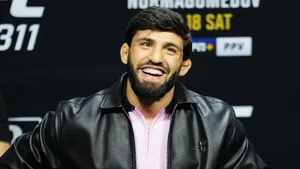 Лучший боец Армении повздорил с UFC — пора исправляться. Все о бое Арман Царукян — Дэн Хукер